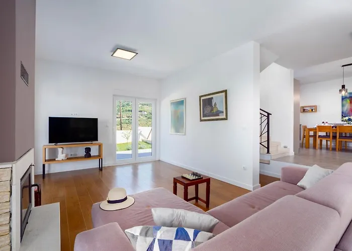 Villa Dorso With Heated Pool