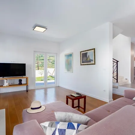 Villa Dorso With Heated Pool