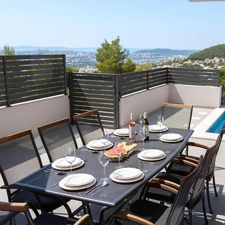 Villa Dorso With Heated Pool Klis