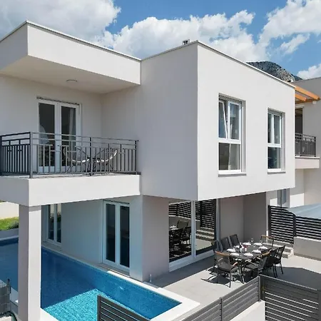 Villa Dorso With Heated Pool